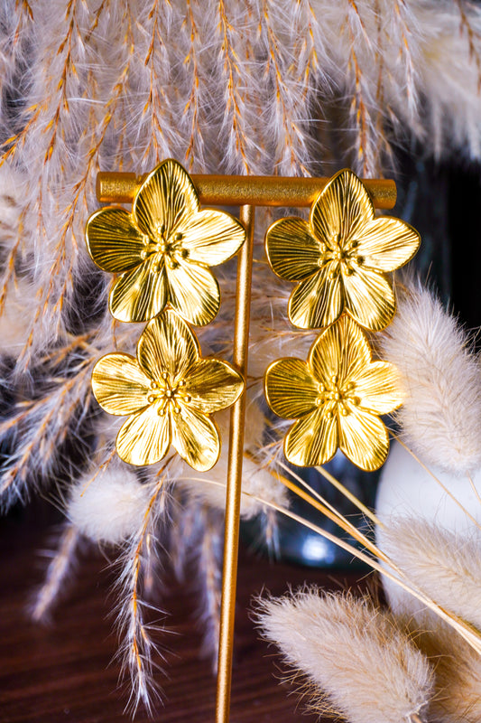 Vrouwelijke Oorbellen met Dubbele Bloemen - Goud