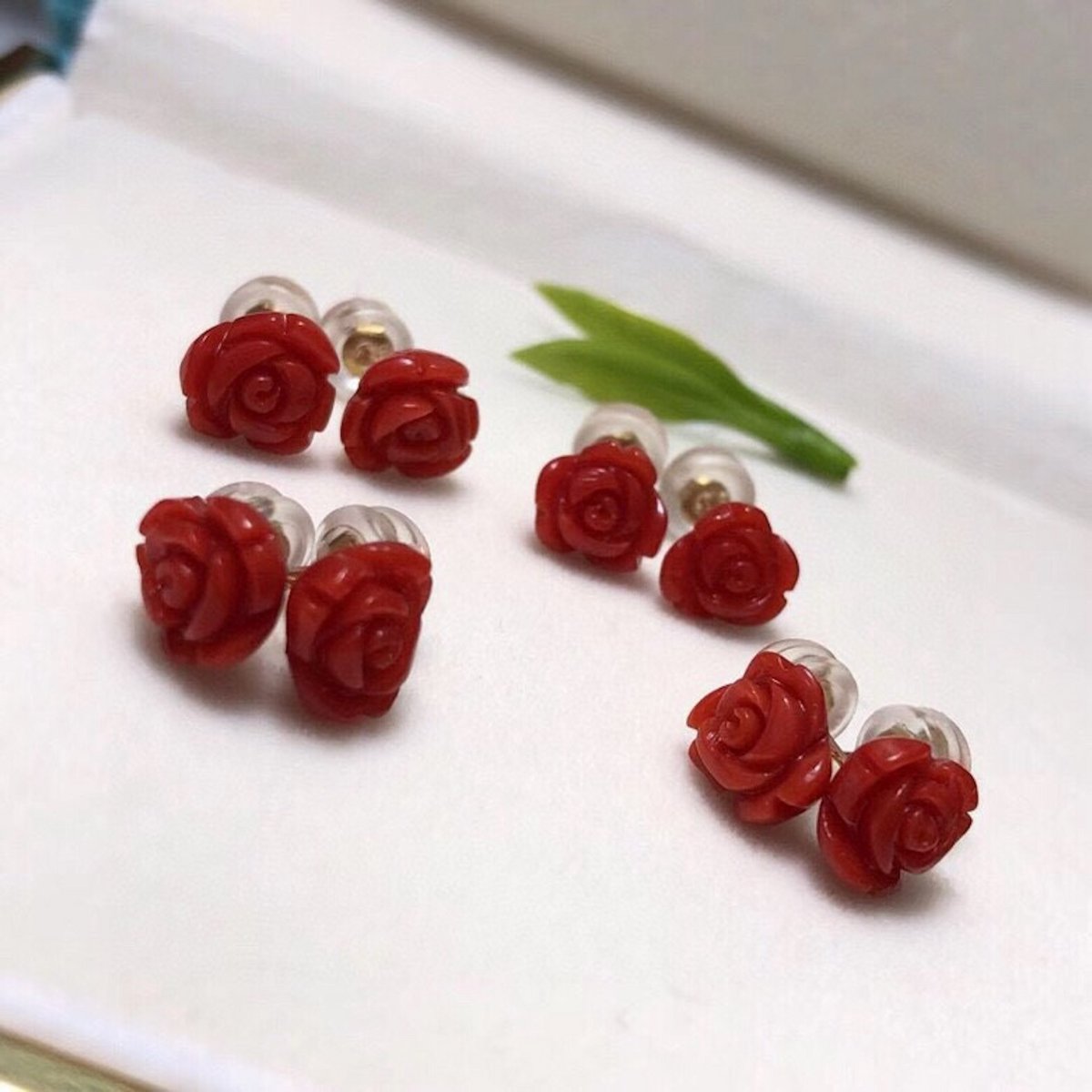 Pendientes de coral rojo y flor de rosa - Oro