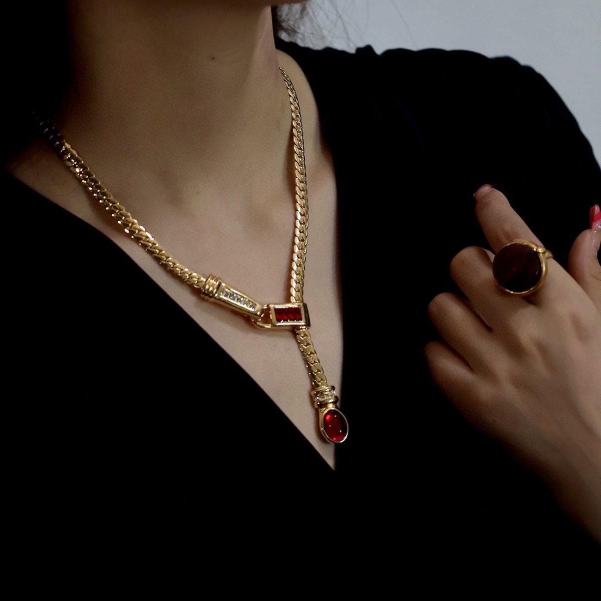 Collar de hueso grueso de inspiración vintage con aspecto rojo rubí