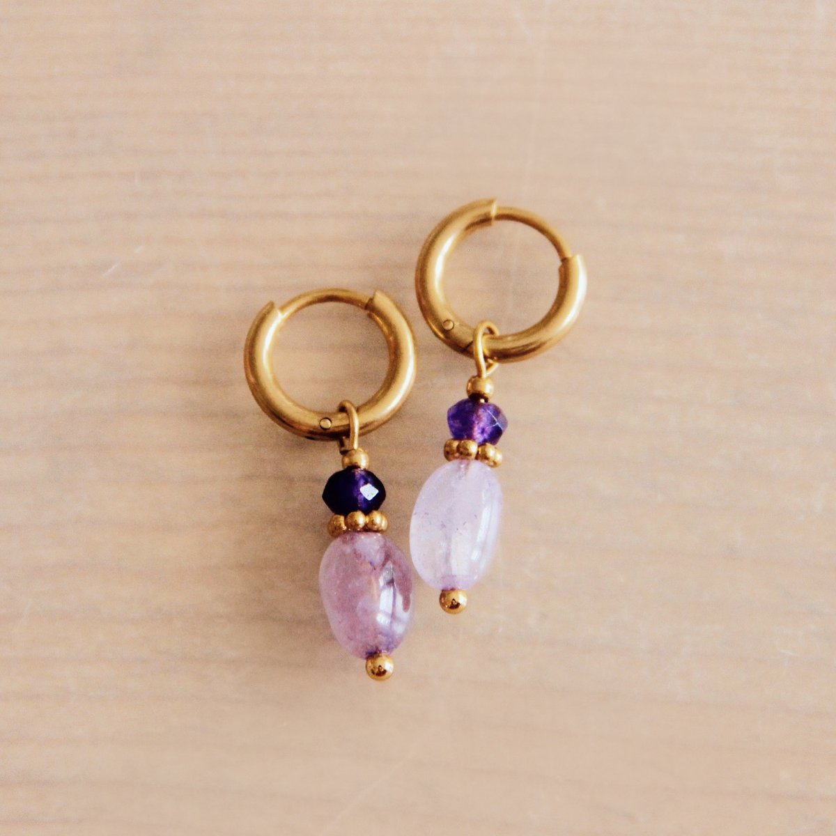 Pendientes con facetas Moradas - Oro