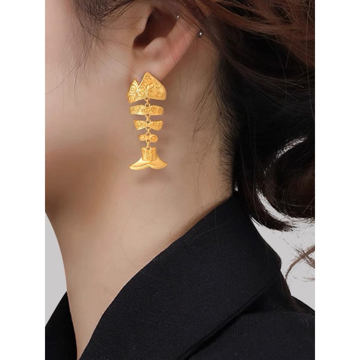 Pendientes chapados en oro con gruesa espiga: pieza de inspiración vintage