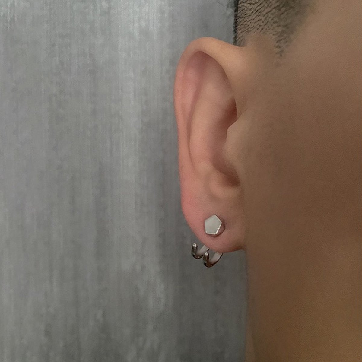 Pendientes de diseño único con ganchos gruesos, negros y plateados.