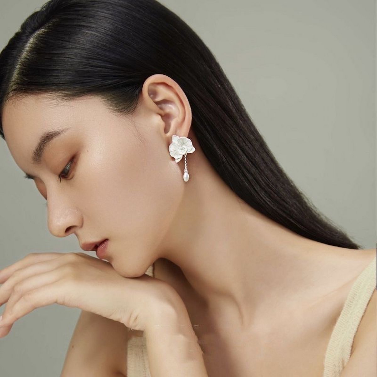 Silver Orchid Elegance: pendientes bañados en plata inspirados en orquídeas en flor