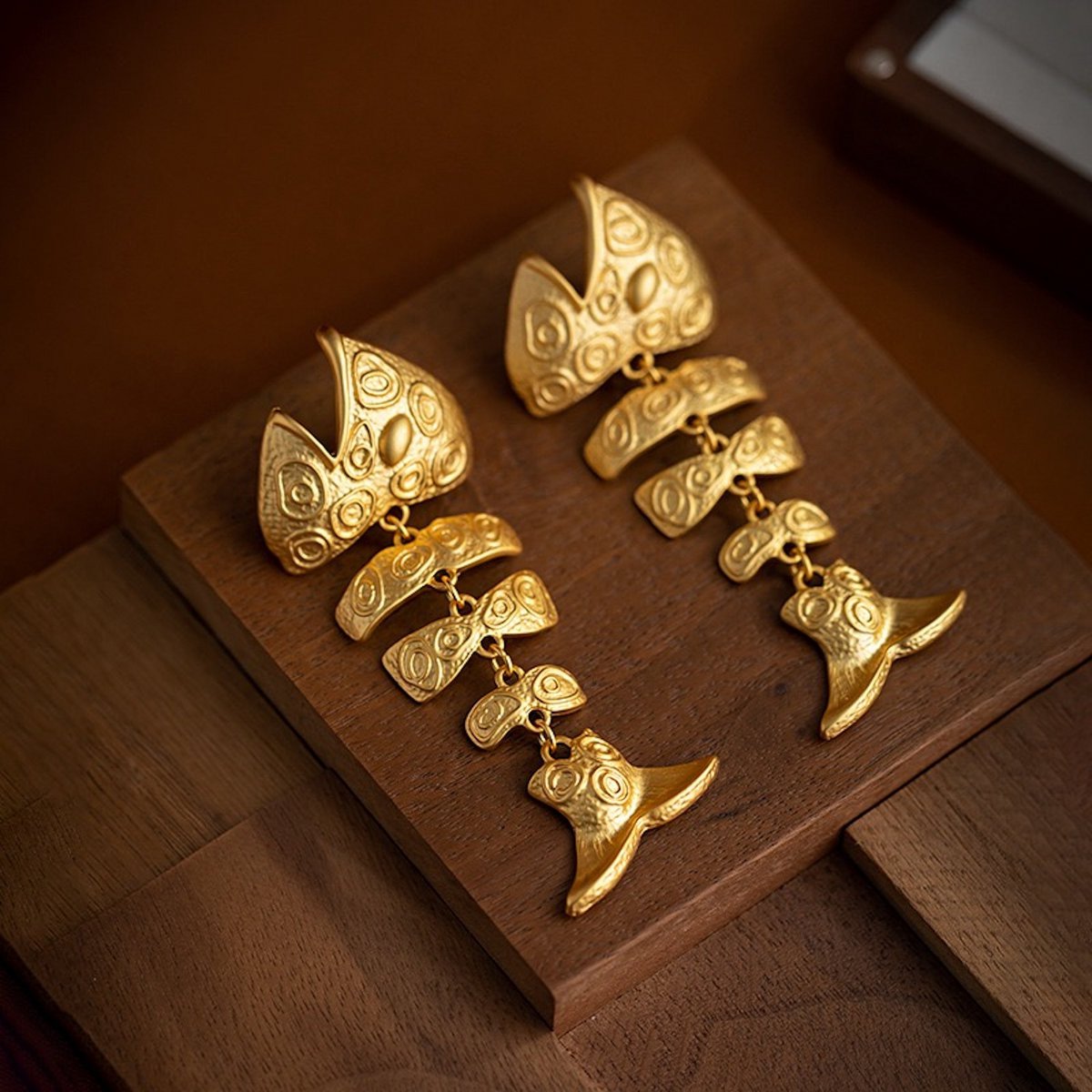 Pendientes chapados en oro con gruesa espiga: pieza de inspiración vintage