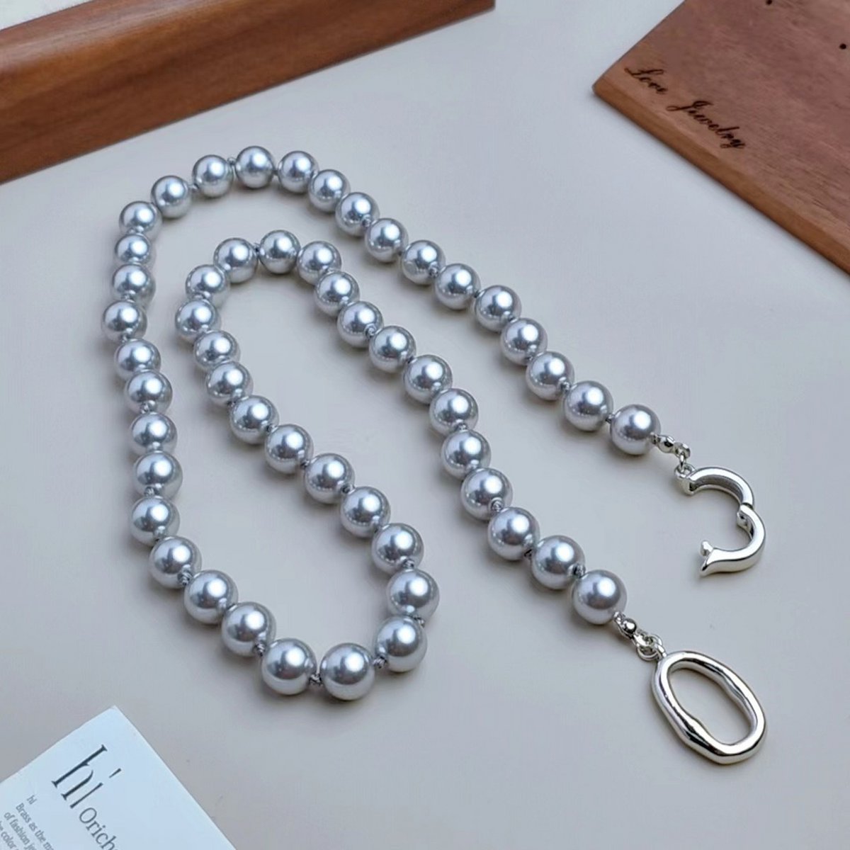 Collar de perlas grises atemporales - cierre de plata