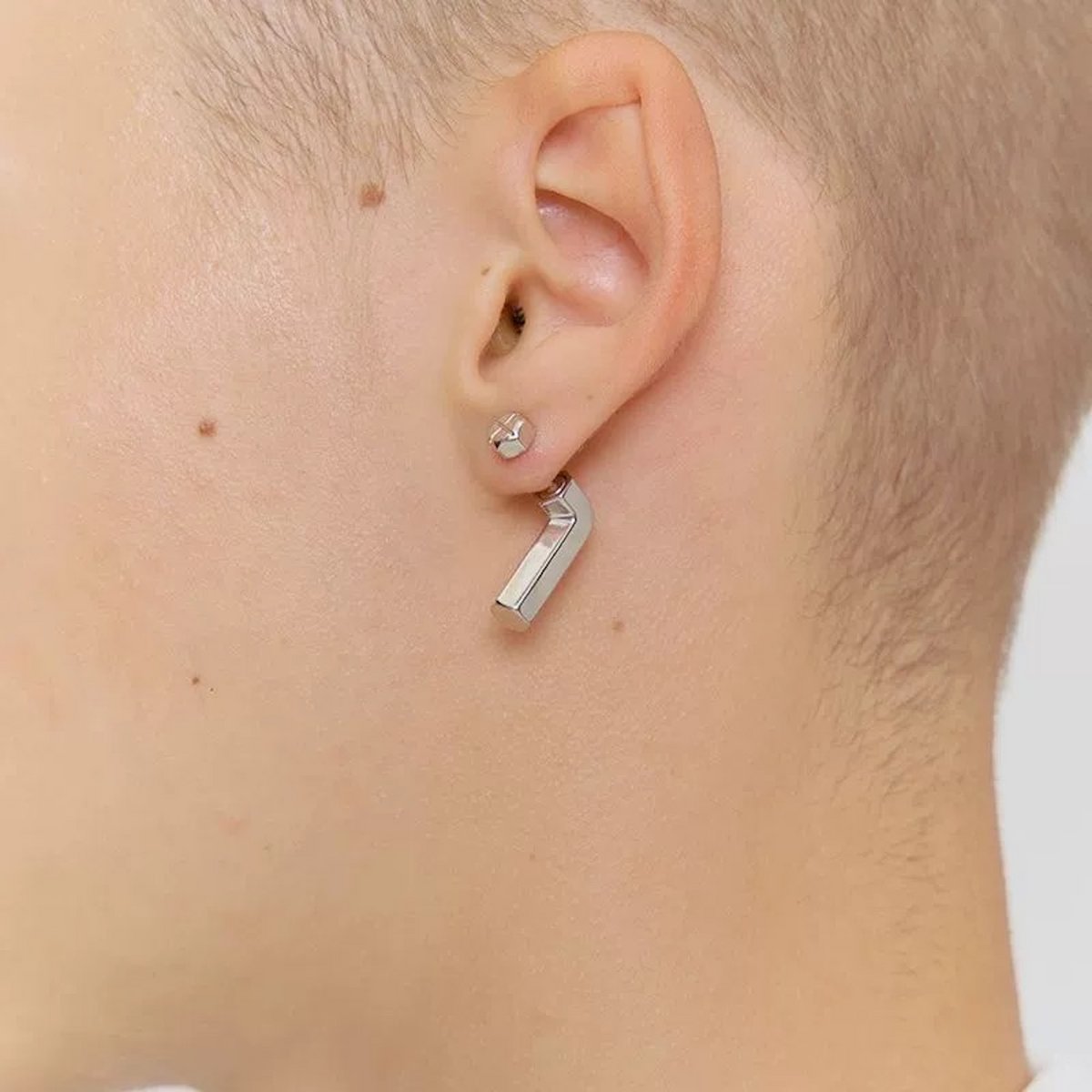 Pendientes de plata únicos con diseño de tornillo.