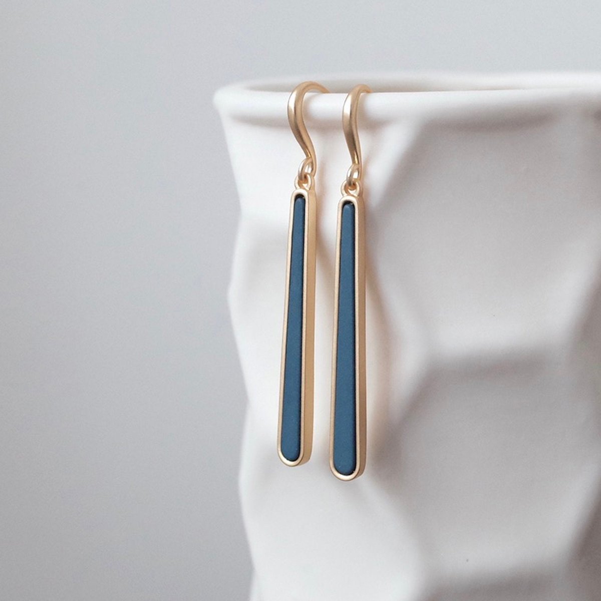 Pendiente de esmalte línea azul geométrica minimalista