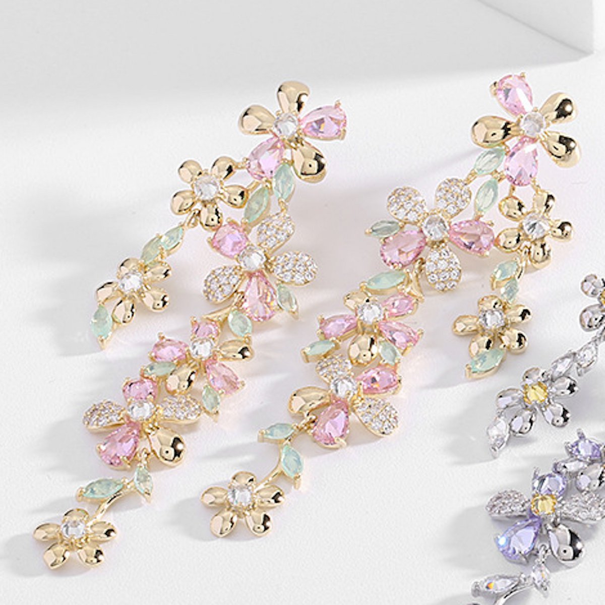 Elegantes pendientes Longline Silhouette con preciosas Circonitas rosas y verdes