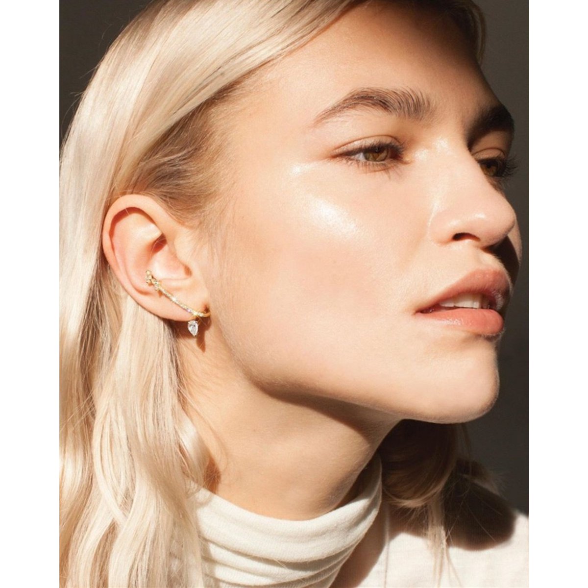 Modern Vintage Unique Sparkling line Ear Cuff - una pieza