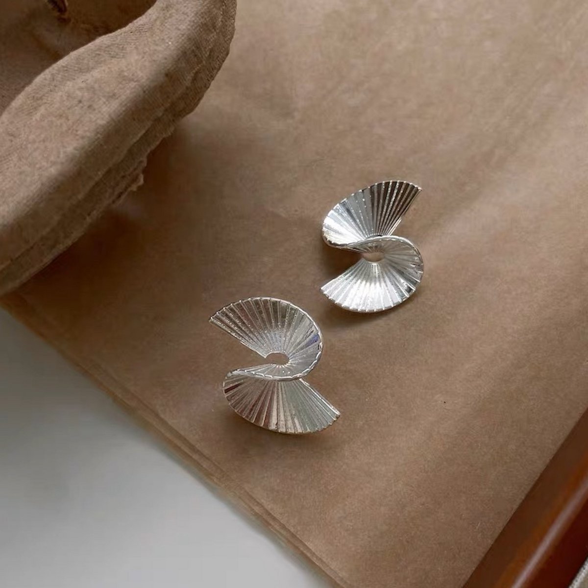 Pendientes geométricos fluidos y de diseño único en forma de abanico: oro y plata