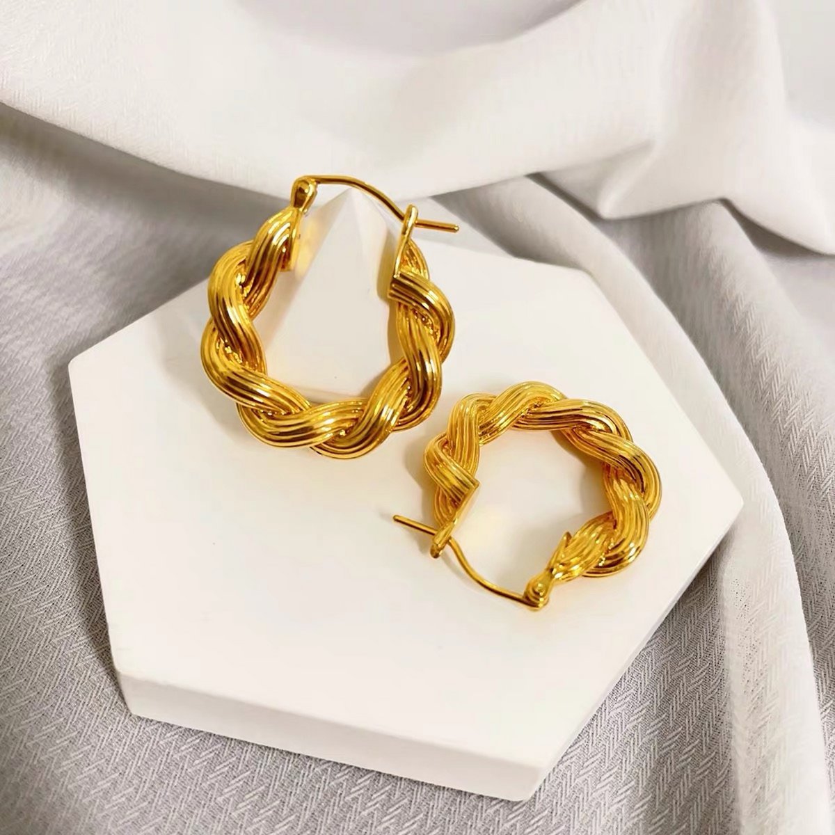 Pendientes trenzados dorados estilo vintage