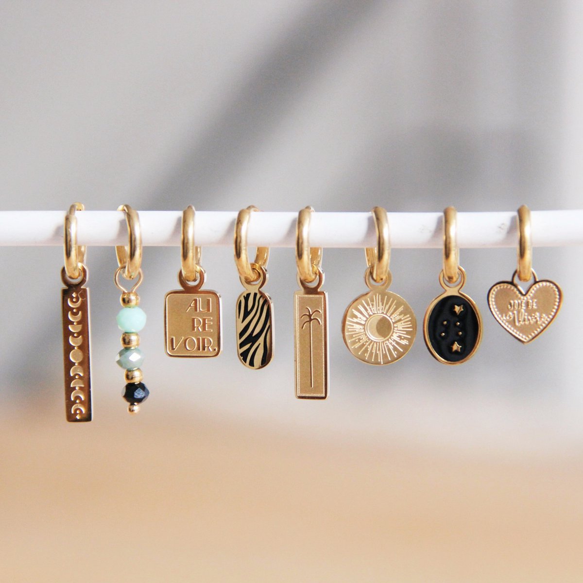 Pendientes criollos de acero inoxidable con etiqueta con estampado de cebra - Dorado