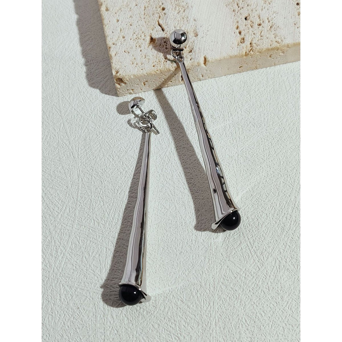 Pendientes geométricos minimalistas con ónix negro