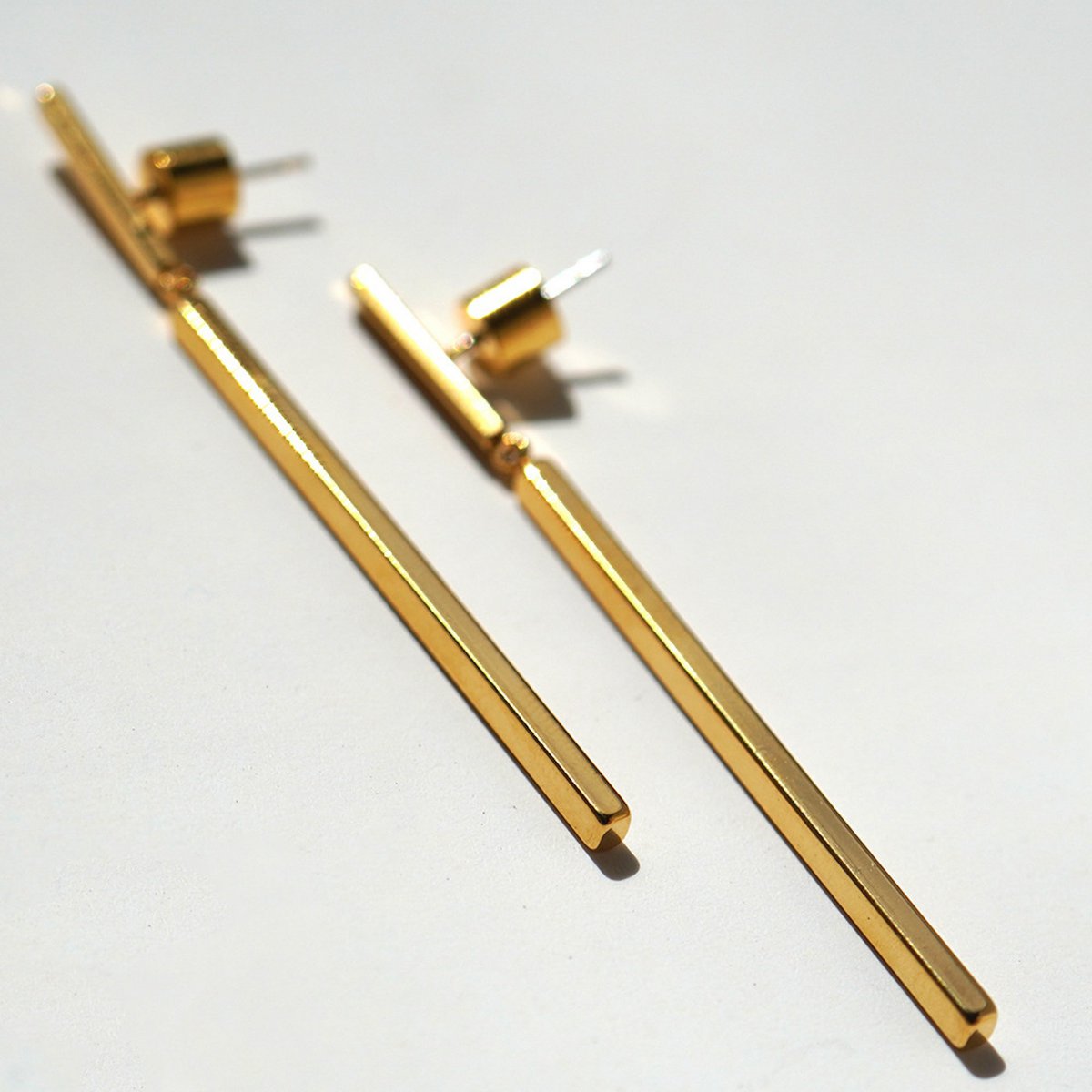 Pendientes de barra larga minimalista con barra delgada - chapado en oro