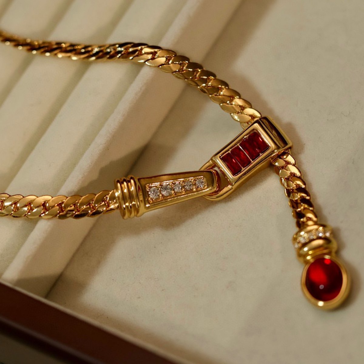 Collar de hueso grueso de inspiración vintage con aspecto rojo rubí