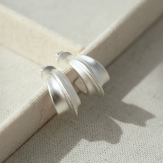 Sculptuurstijl mat zilveren oorringen