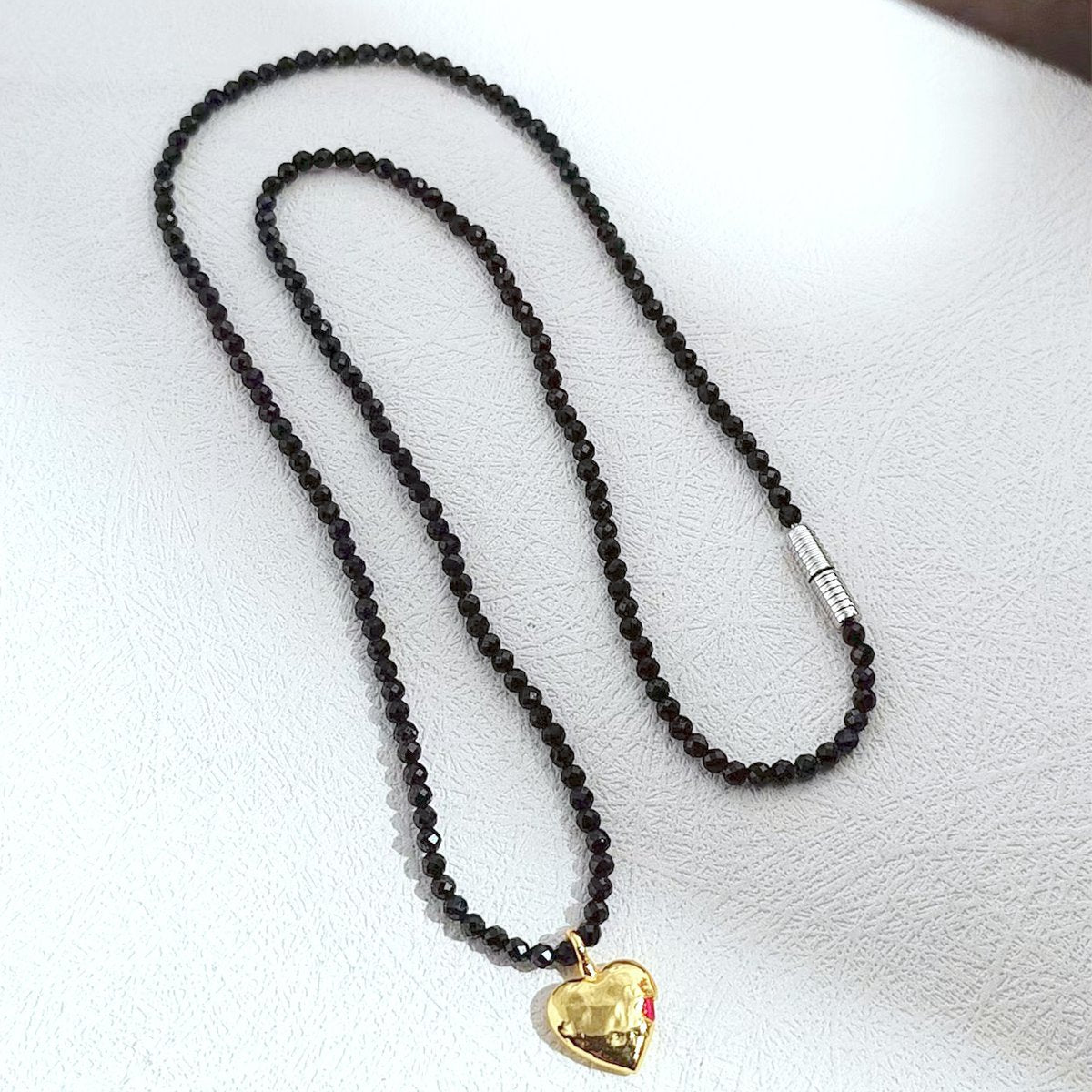 Zwarte Spinel gefacetteerde kralen slanke ketting-gouden hart charme