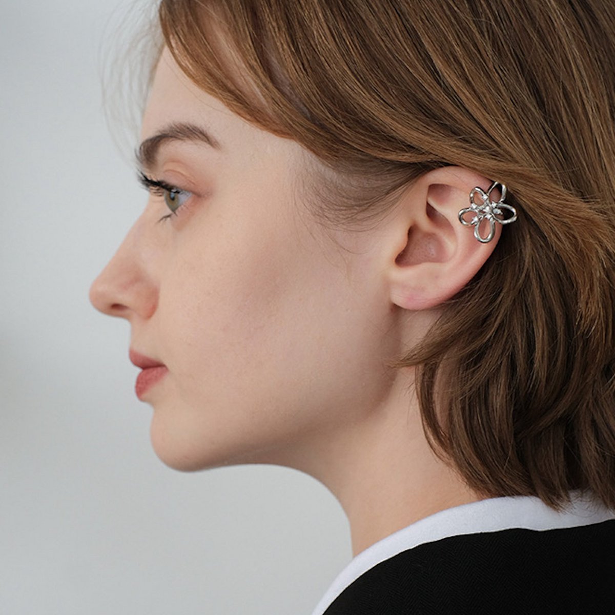 Ear Cuff de una sola pieza con forma de flor - Oro o Plata