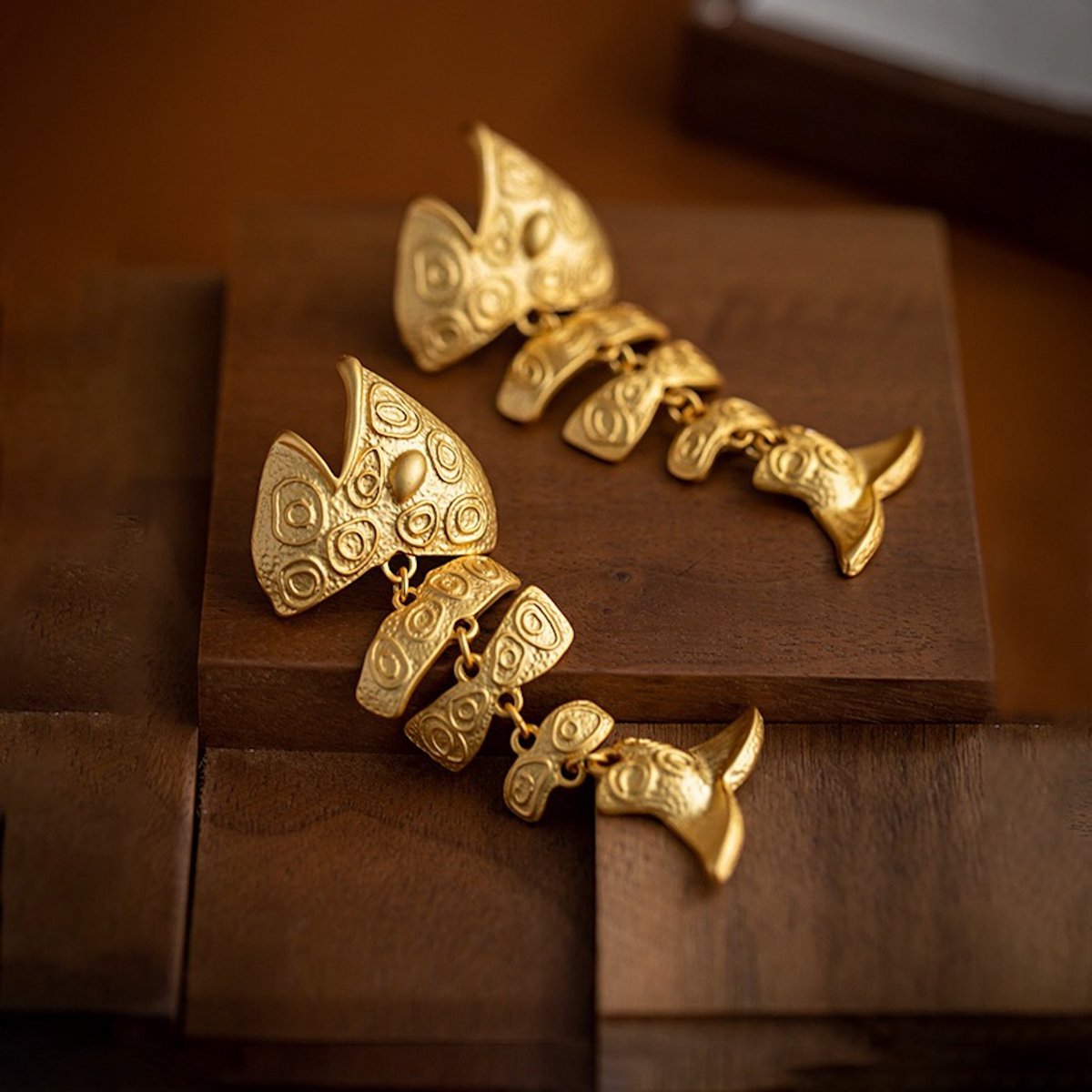 Pendientes chapados en oro con gruesa espiga: pieza de inspiración vintage