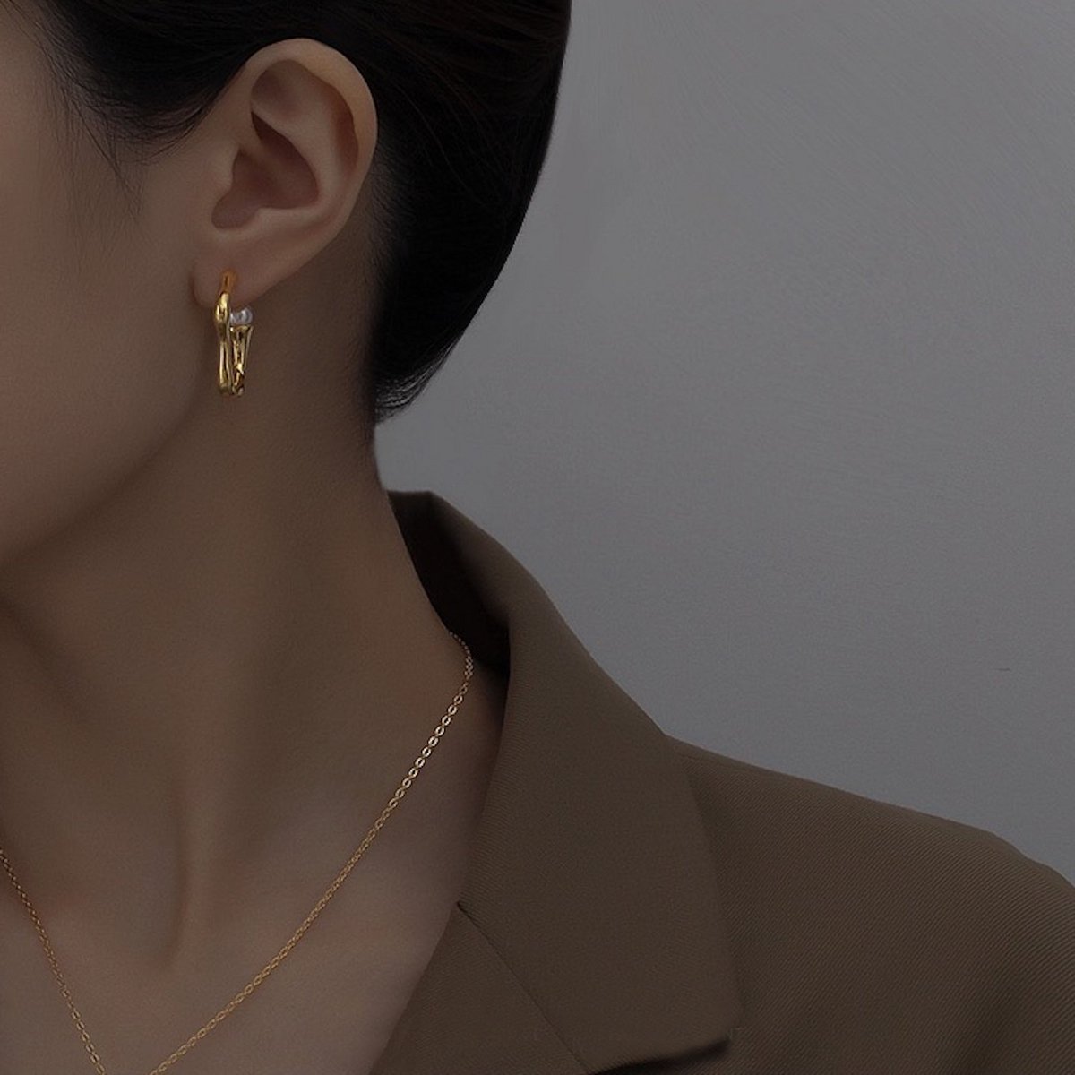 Pendiente línea ondulada oro Modern Vintage con perla