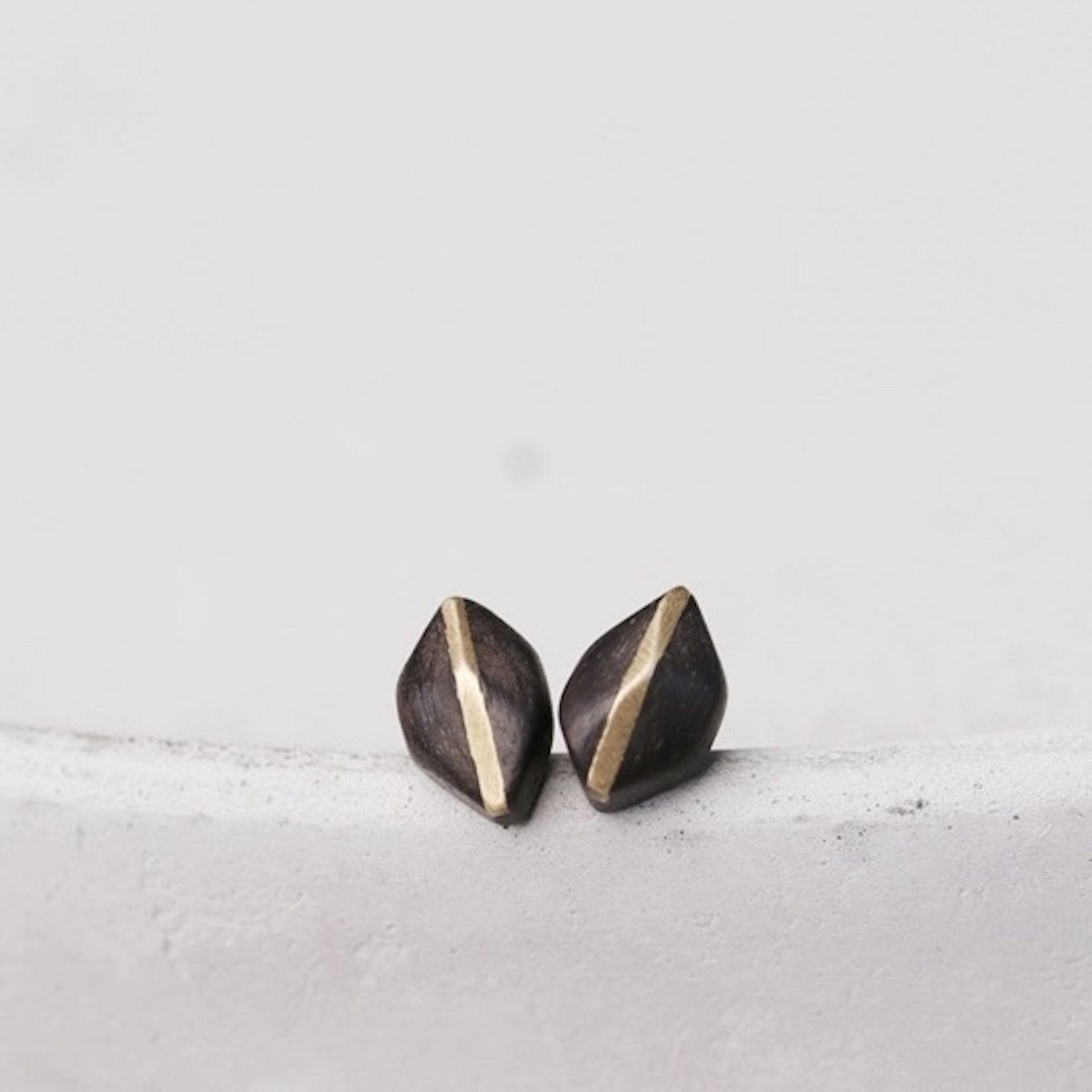 Pendientes únicos de línea de bronce de sándalo negro