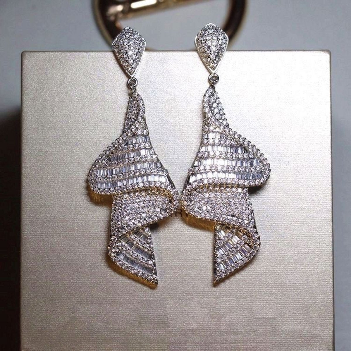 Pendientes Grandes Brillantes - Diseño Vestido - Oro y Plata