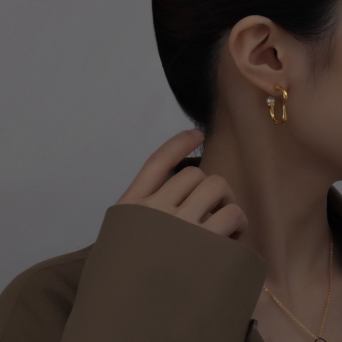 Pendiente línea ondulada oro Modern Vintage con perla