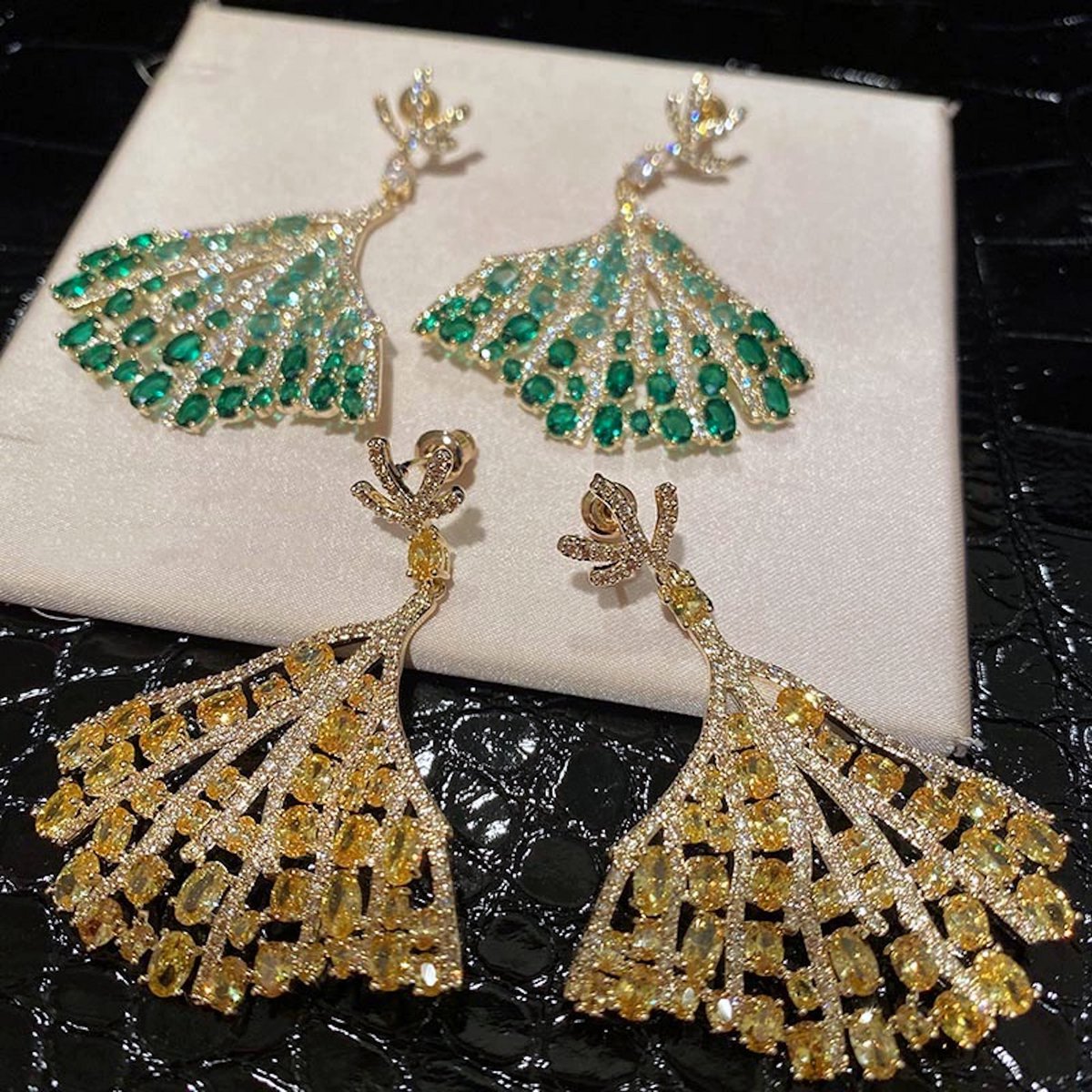 Koninklijke stijl sprankelende grote oorbellen-koraalontwerp