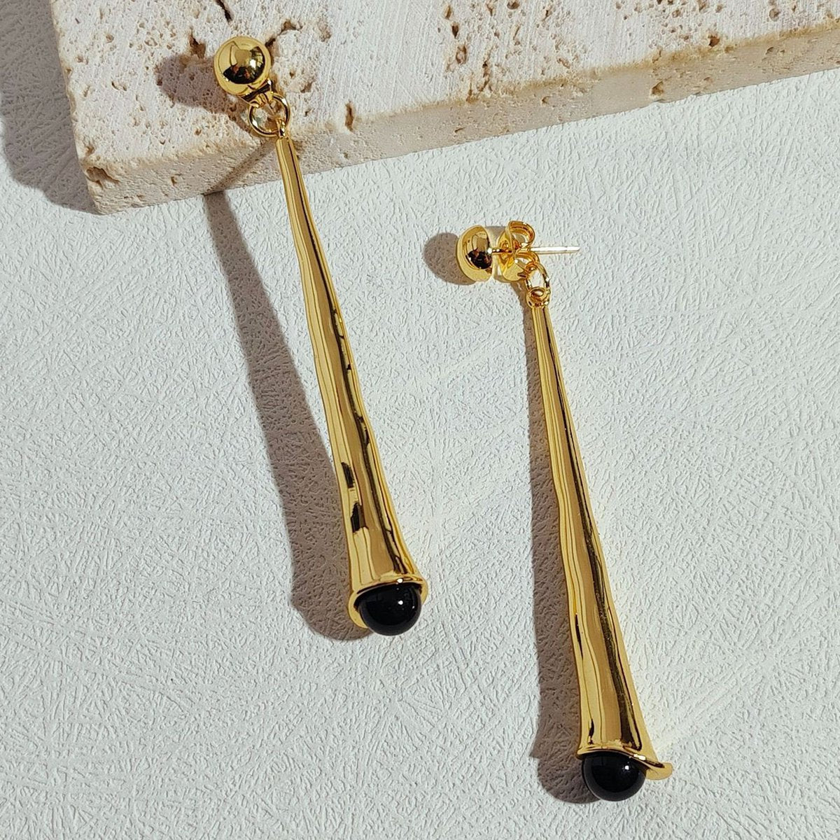 Pendientes geométricos minimalistas con ónix negro