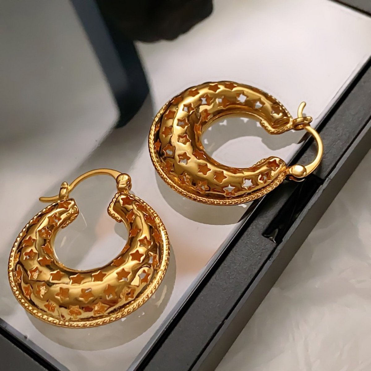 Pendientes huecos estilo vintage patrones de estrellas
