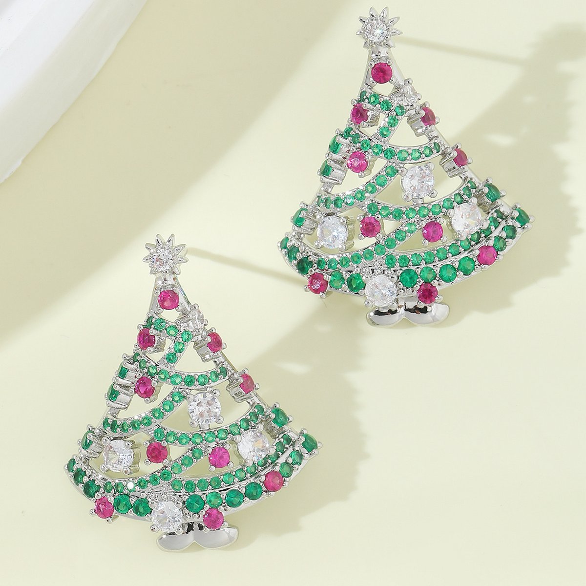 Pendientes brillantes del árbol de Navidad