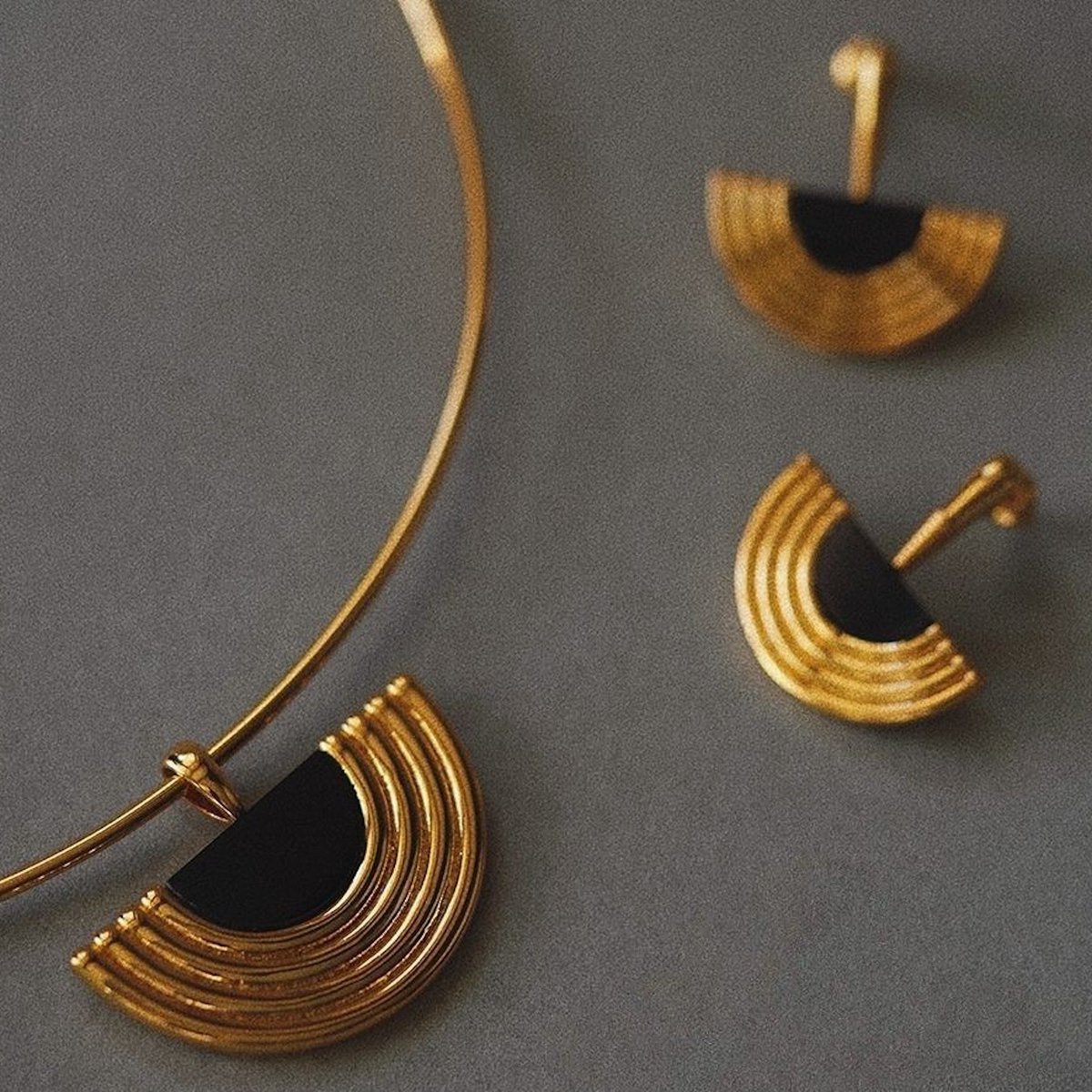Pendientes redondos Rich Crescent - Esmalte negro
