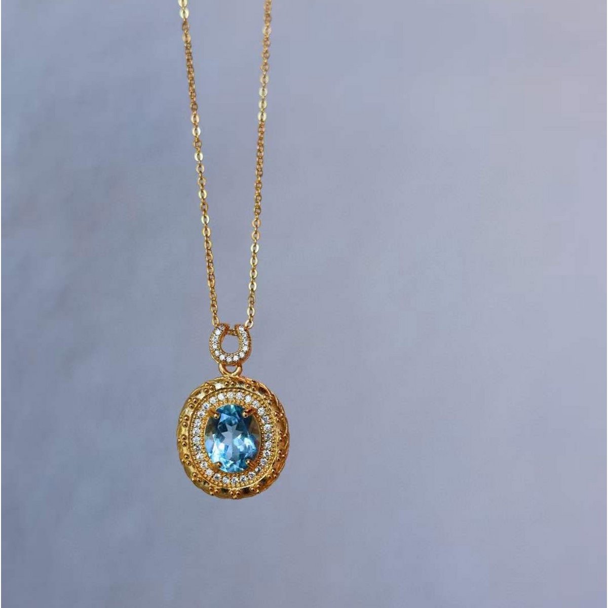 Collar con colgante ovalado de topacio azul natural de diseño atemporal - Plata vermeil