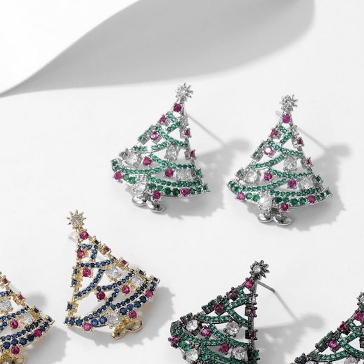 Pendientes brillantes del árbol de Navidad