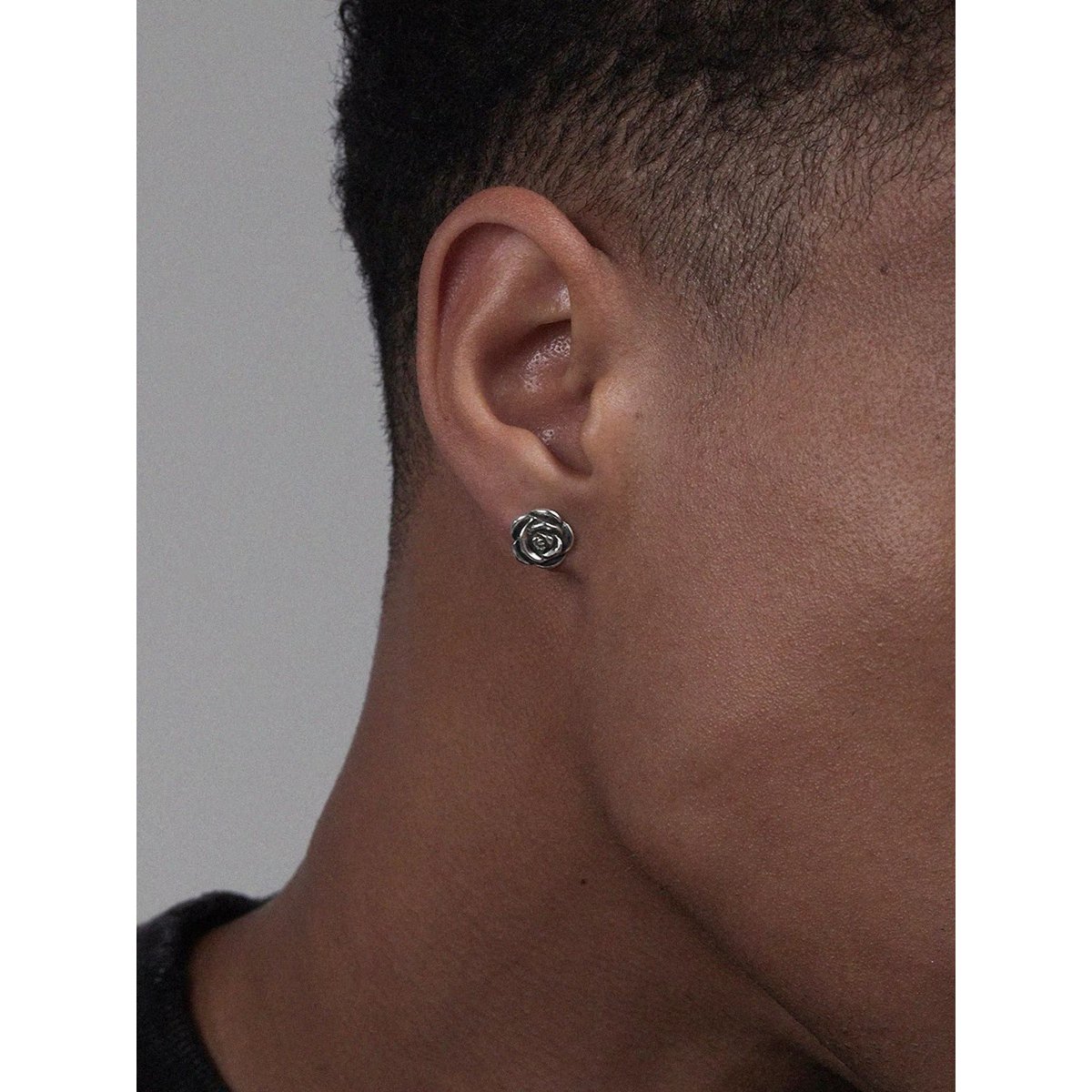 Pendientes estilo vintage con pequeñas rosas plateadas