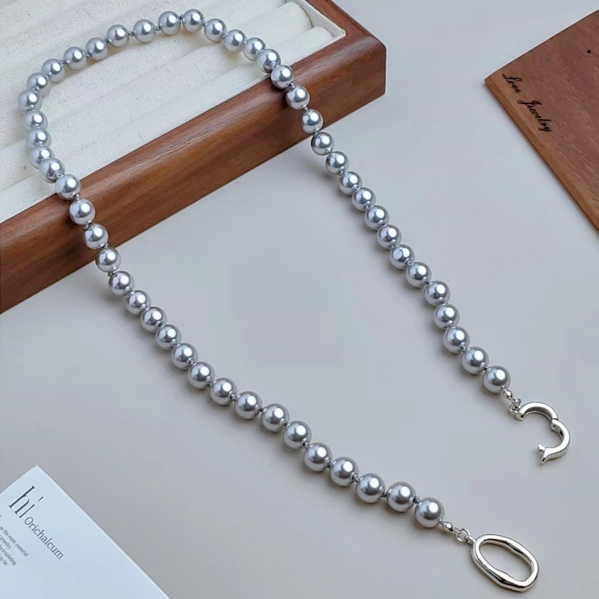 Collar de perlas grises atemporales - cierre de plata