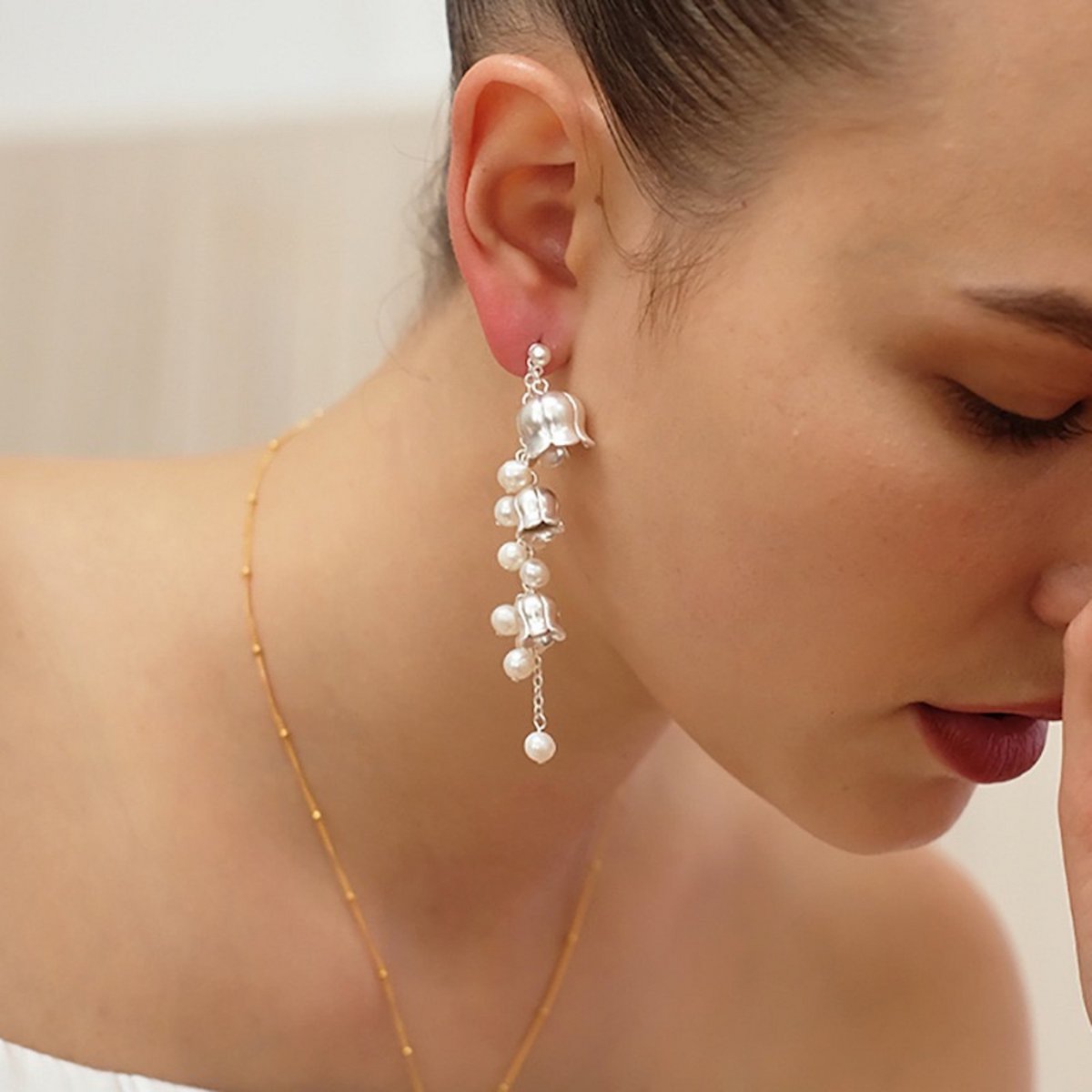 Pendientes colgantes de perlas asimétricas de lirio de los valles - Diseño de flor Muguet de inspiración vintage-oro y plata