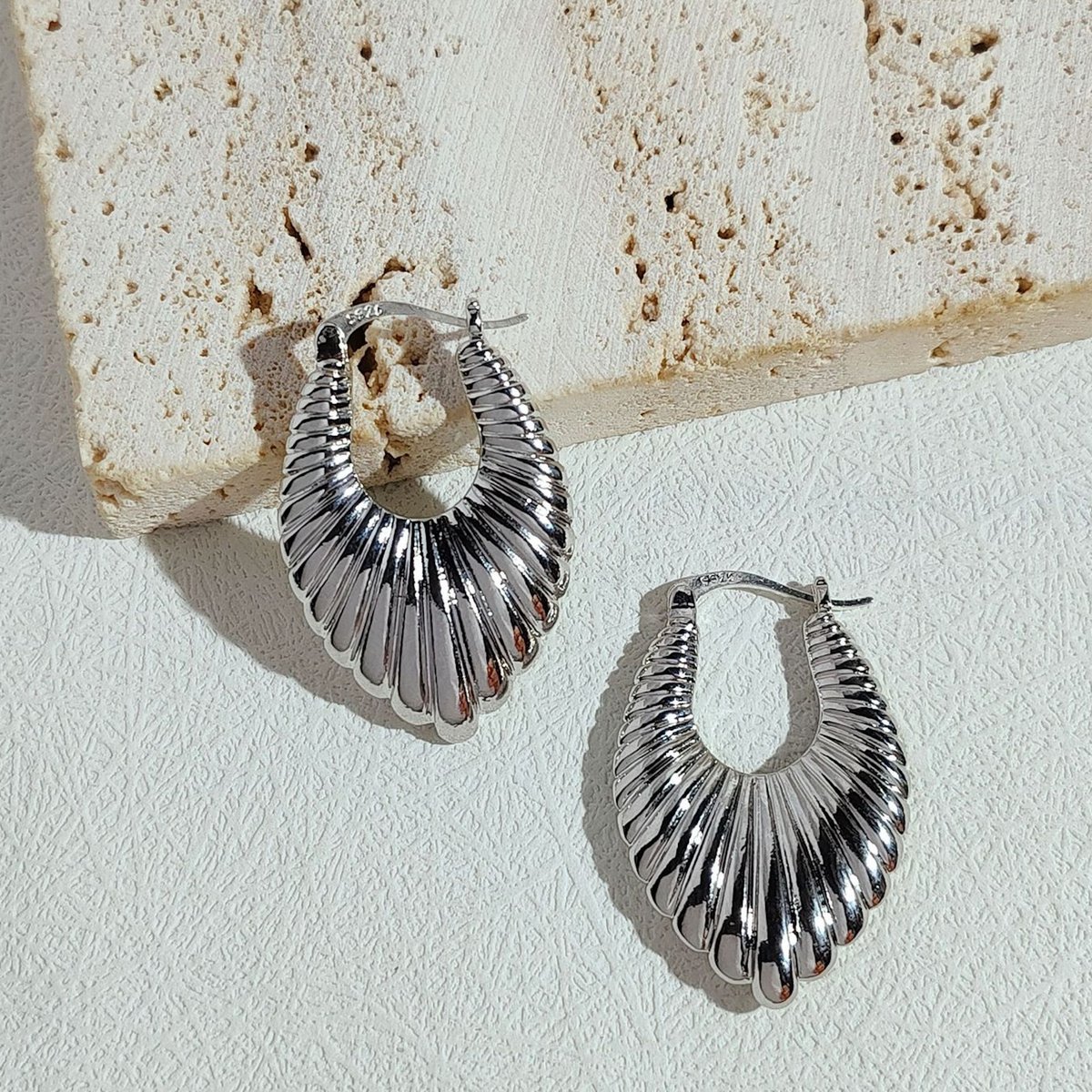 Minimalismo, diseño fluido, pendientes con motivos geométricos - oro y plata