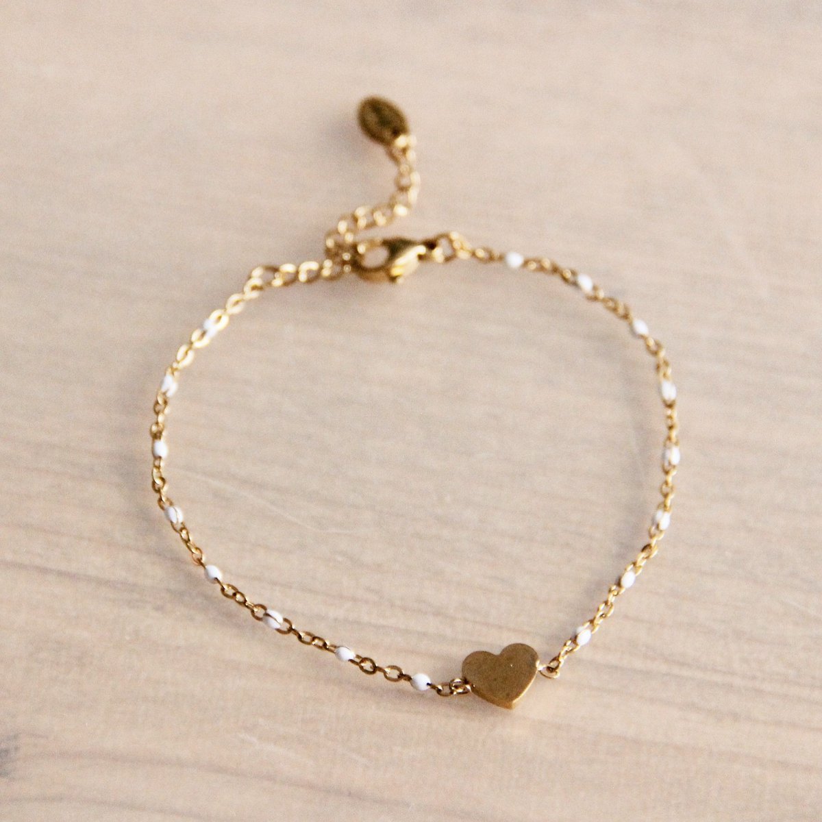 Charmante Armband met witte accenten en hartje