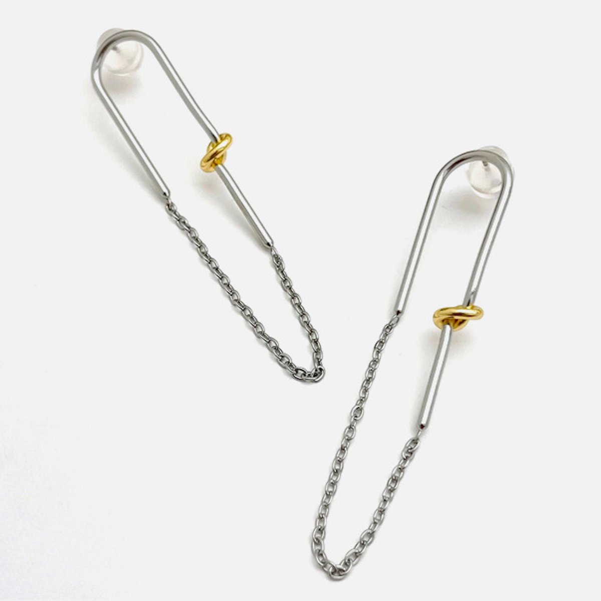 Zilveren oorringen met een gouden knoop