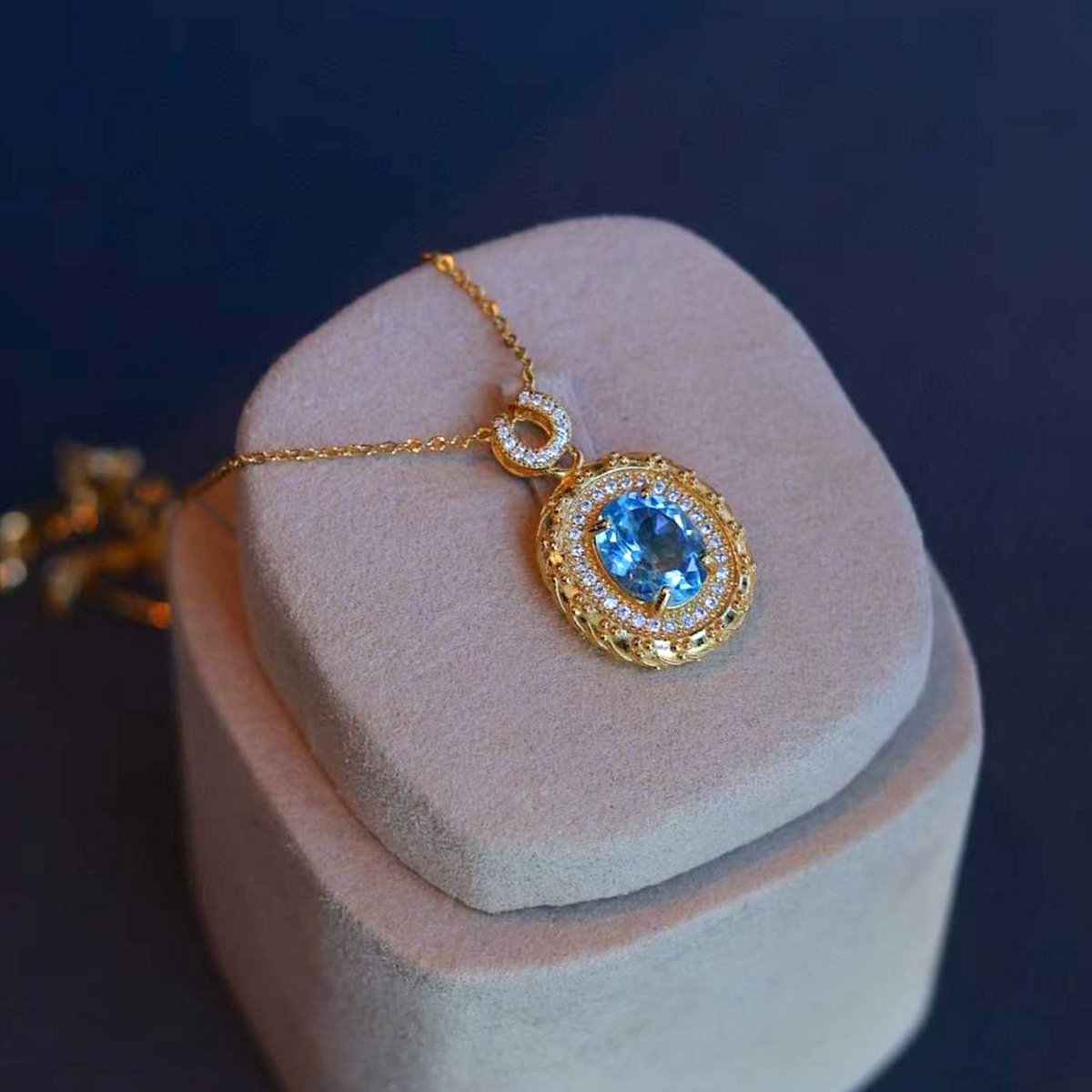 Collar con colgante ovalado de topacio azul natural de diseño atemporal - Plata vermeil