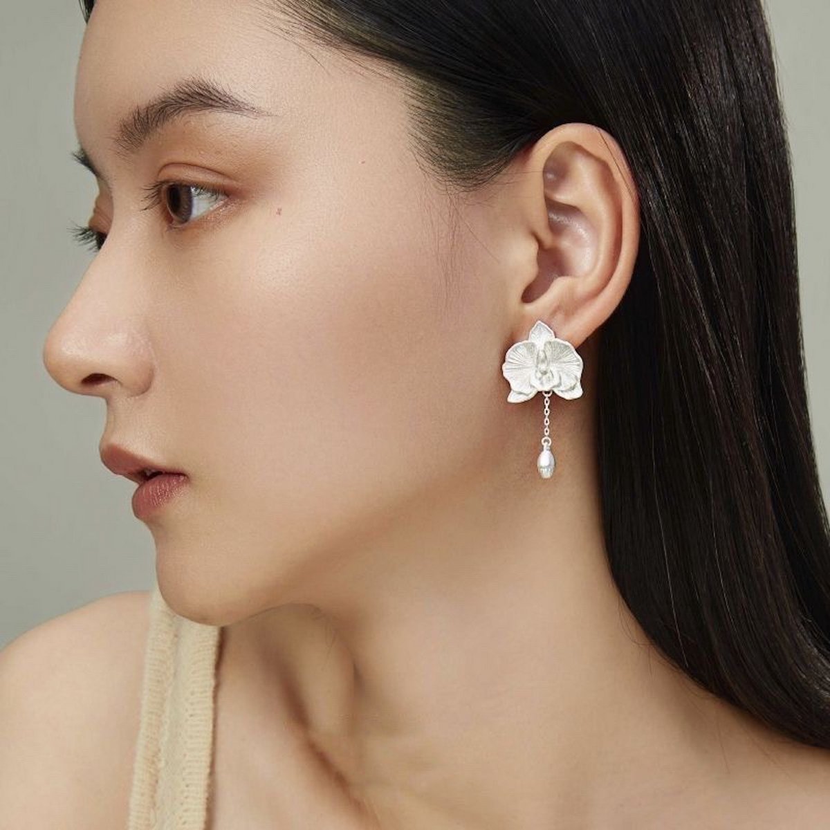 Silver Orchid Elegance: pendientes bañados en plata inspirados en orquídeas en flor