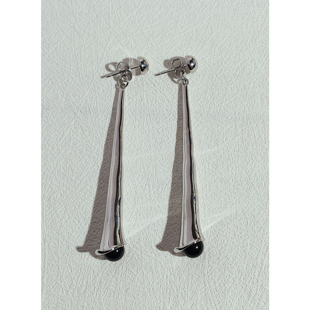 Pendientes geométricos minimalistas con ónix negro