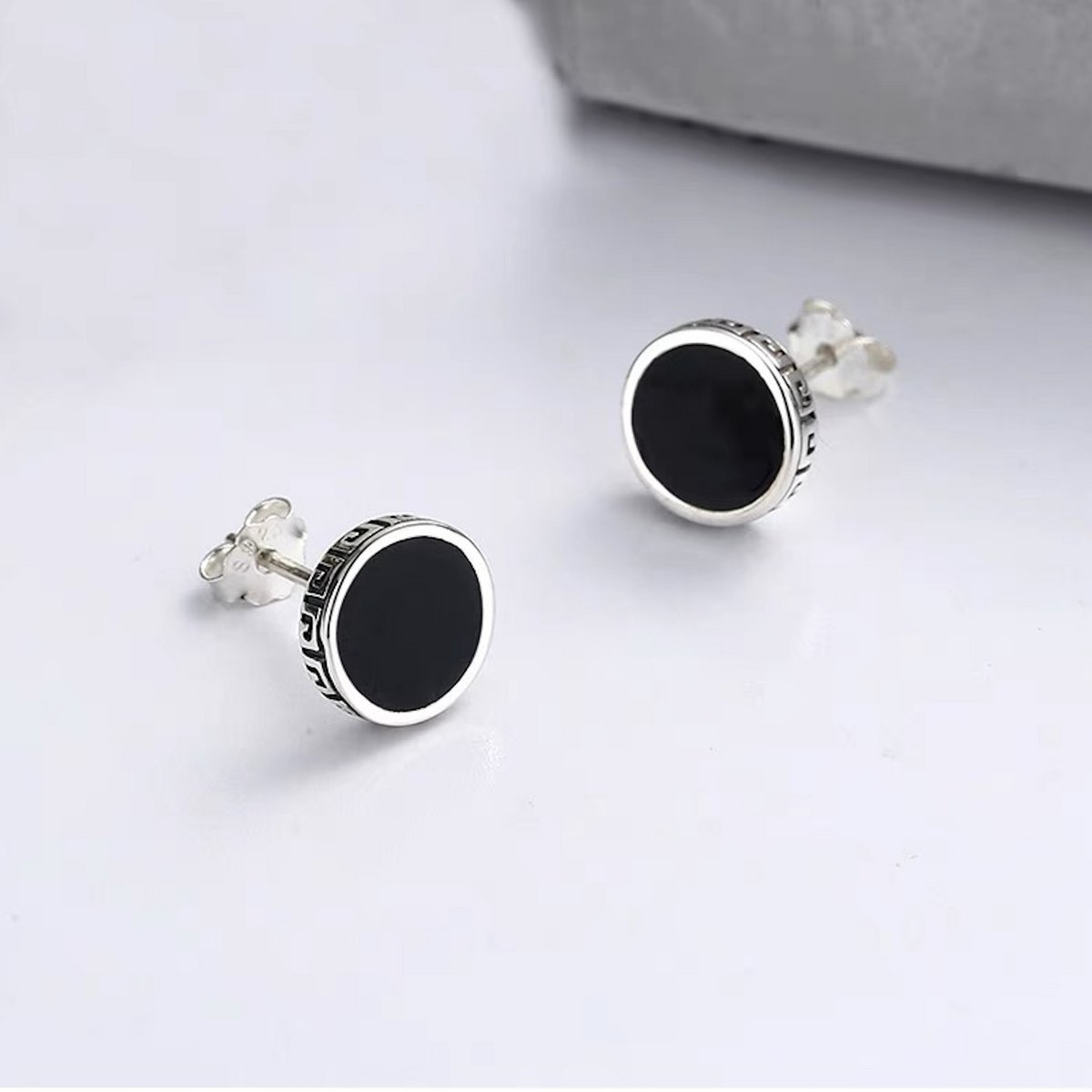 Pendientes redondos de esmalte negro de diseño atemporal - plata de ley