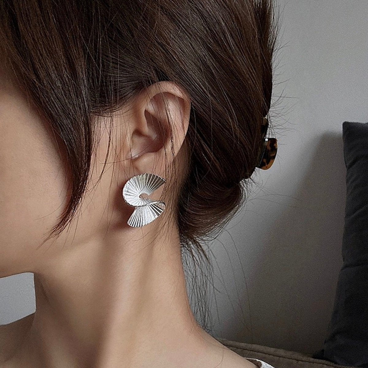Pendientes geométricos fluidos y de diseño único en forma de abanico: oro y plata