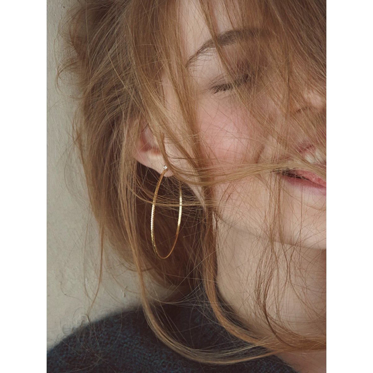 Pendientes de aro extragrandes y brillantes: glamour de 360 grados