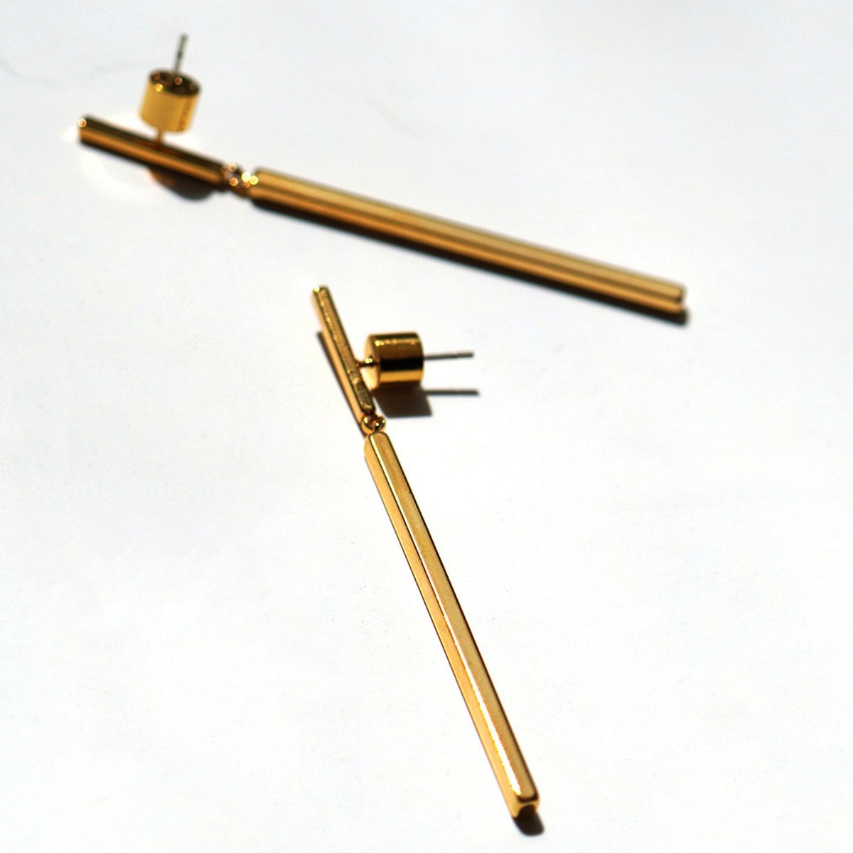 Pendientes de barra larga minimalista con barra delgada - chapado en oro
