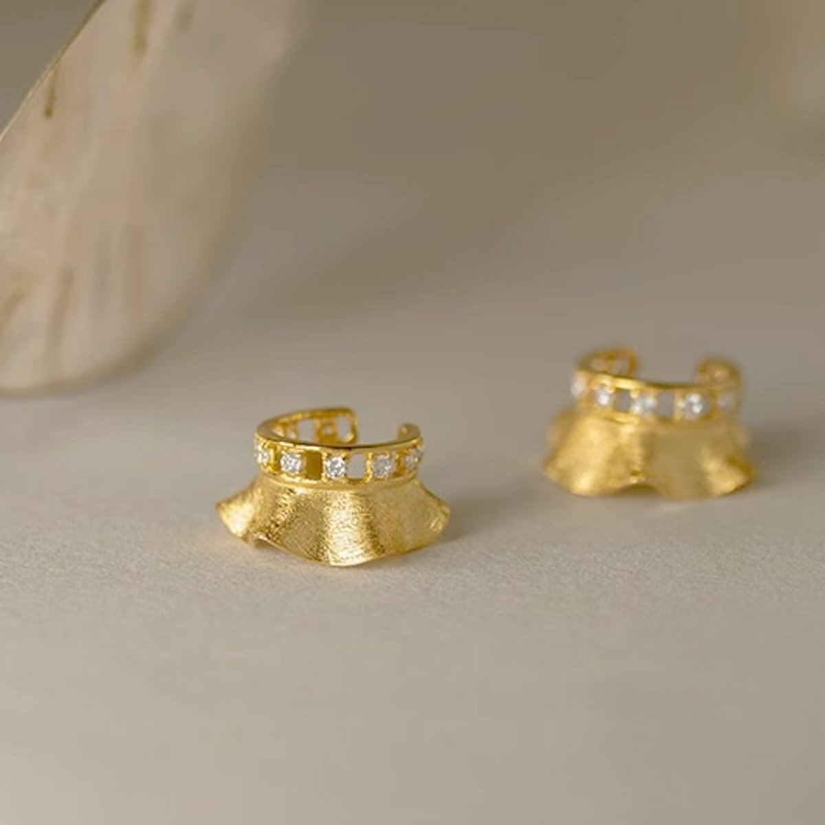 Ear Cuff único - Diseño de falda - Oro vermeil y plata de ley - Una pieza