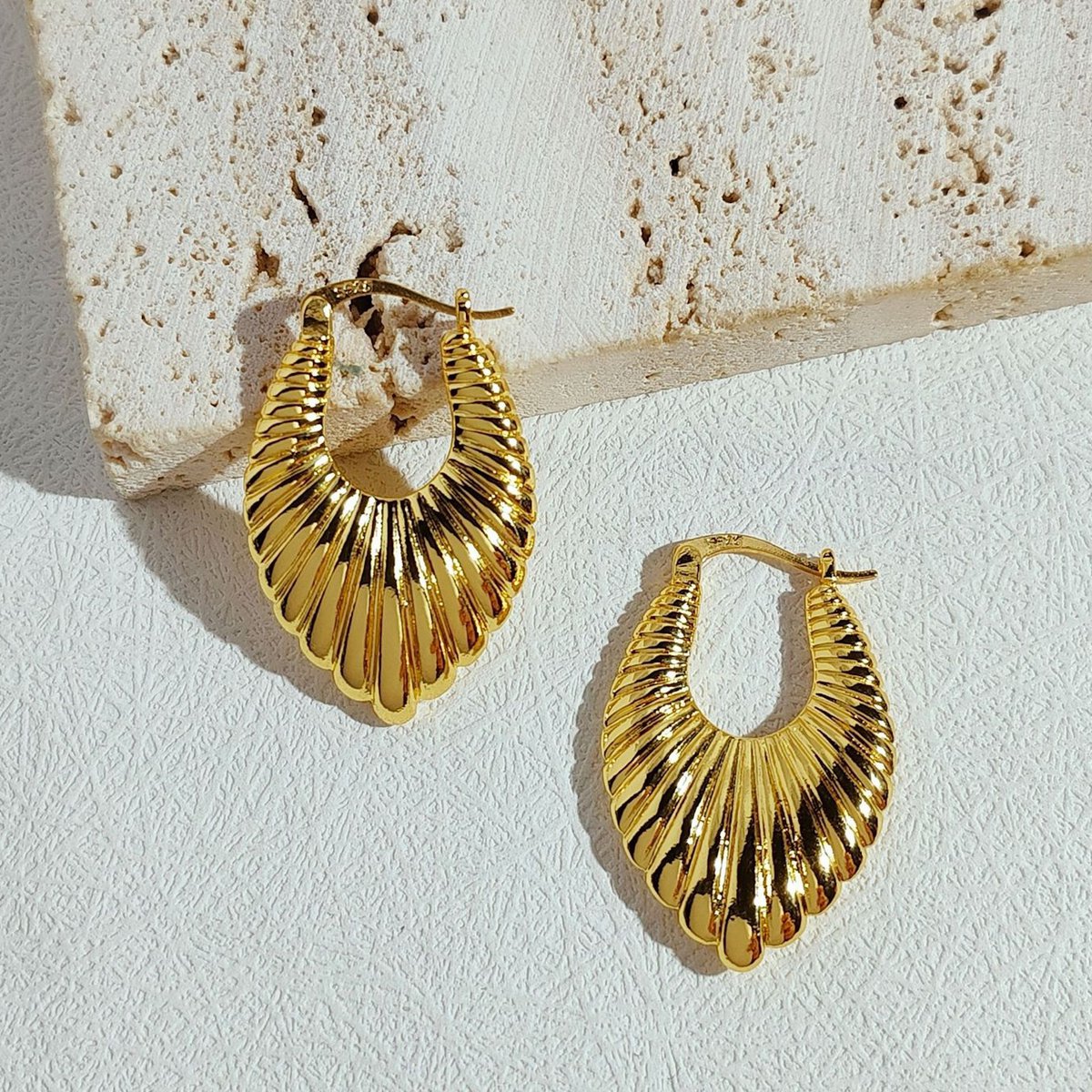 Minimalismo, diseño fluido, pendientes con motivos geométricos - oro y plata