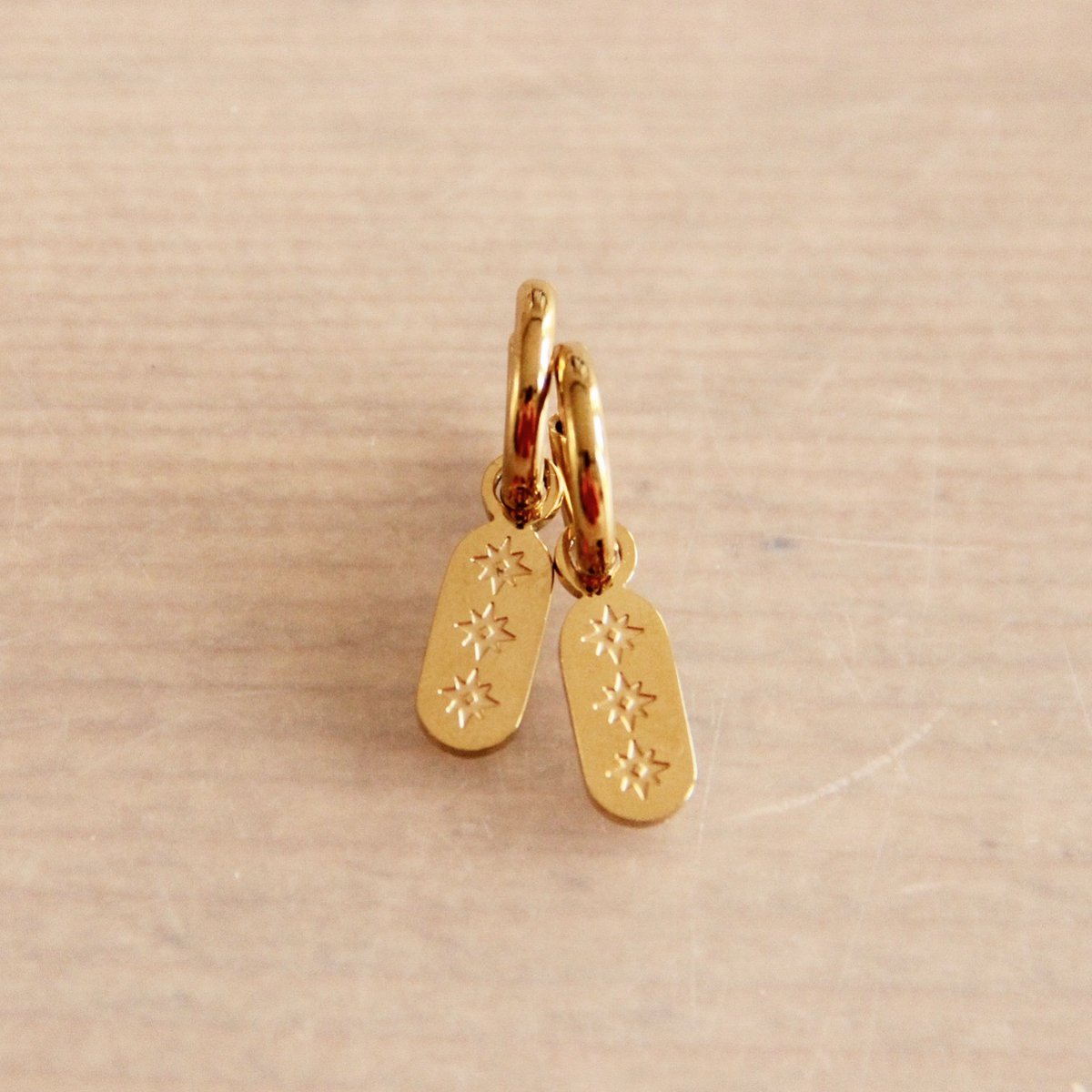 Pendientes de aro de acero inoxidable con etiqueta y estrellas – dorado